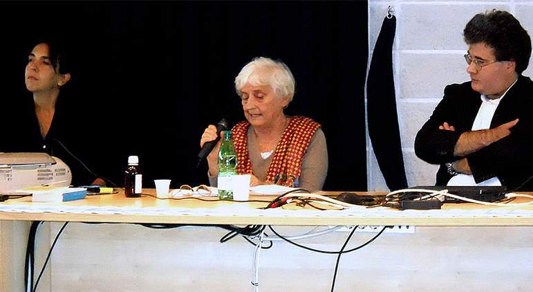 Da sinistra: Roberta Secchi, Alba Morino e Alvise Mani durante la conferenza su Sibilla Aleramo che si è tenuta presso l'Aula Magna dei Licei di Civitanova Marche giovedi 7 ottobre 2010. (Foto Ciro Lazzarini)